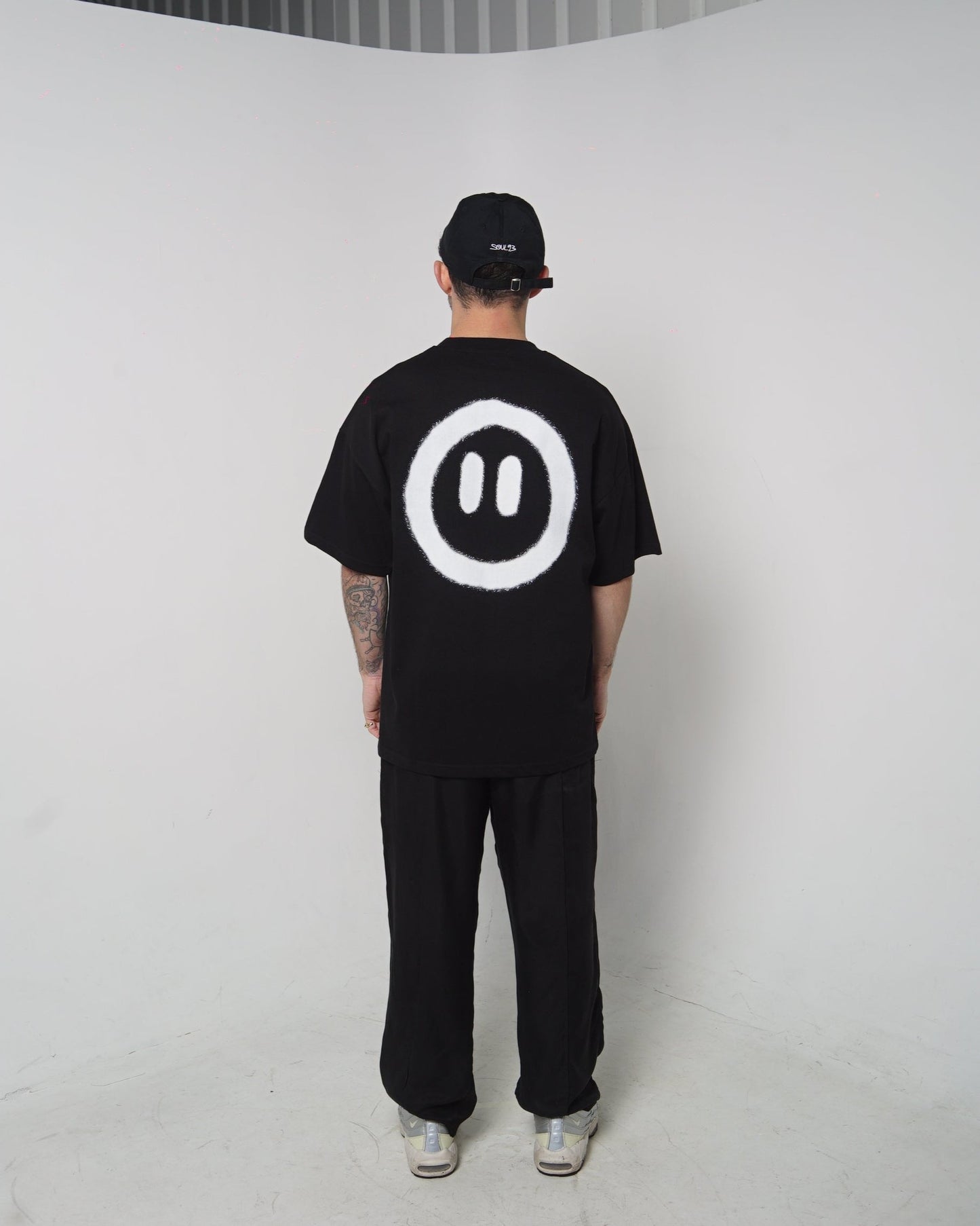 ESSENTIAL BLACK TEE